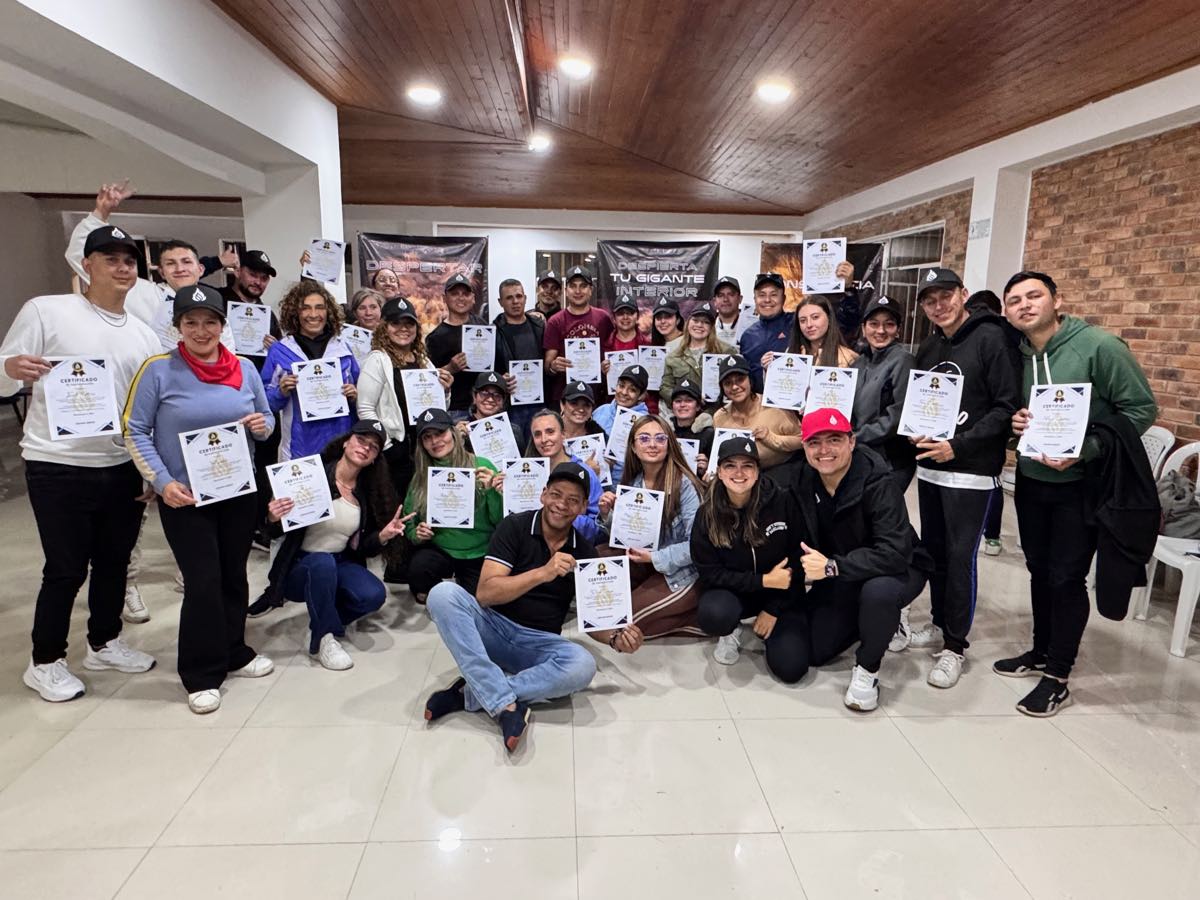 Grupo completo de participantes con sus certificados al cierre de la Cumbre Despertar.