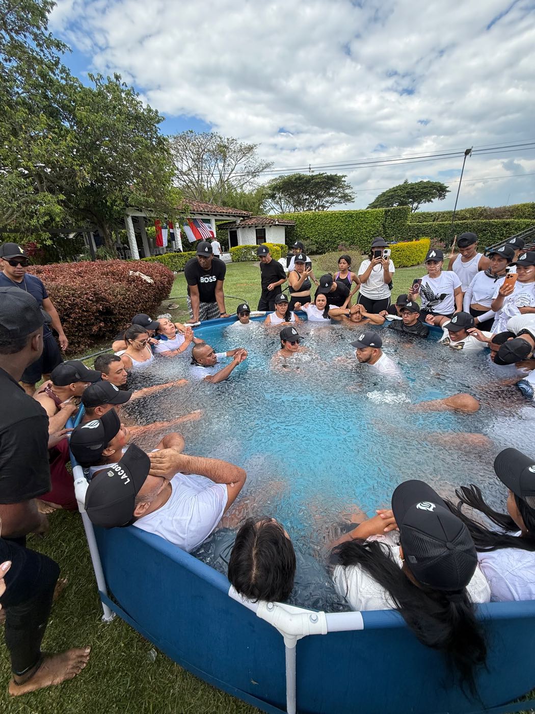 Círculo de participantes dentro de la piscina de hielo en una Cumbre Despertar.