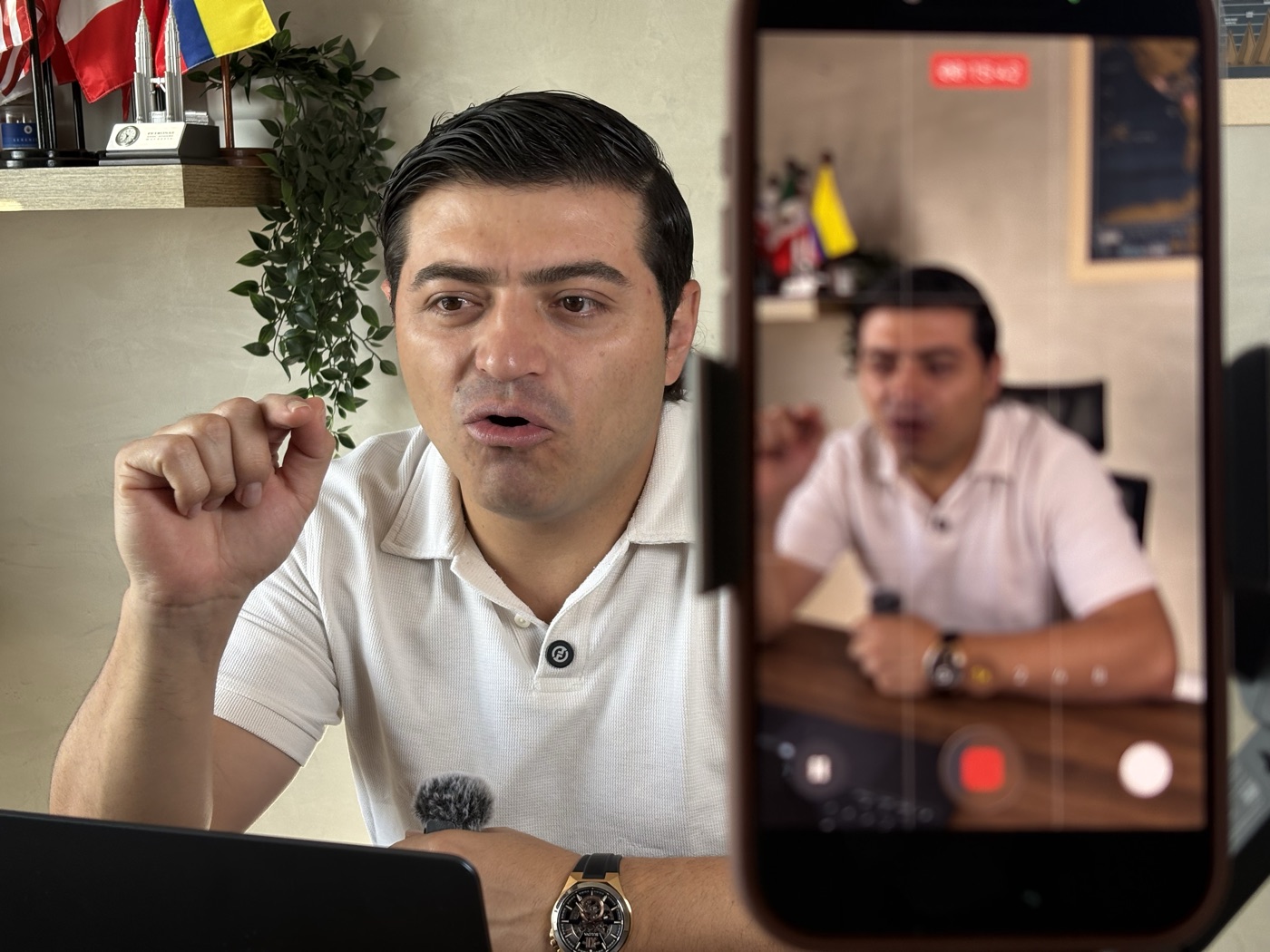 Andrés Castaño transmitiendo la sesión en vivo desde su estudio, frente al celular que la graba.